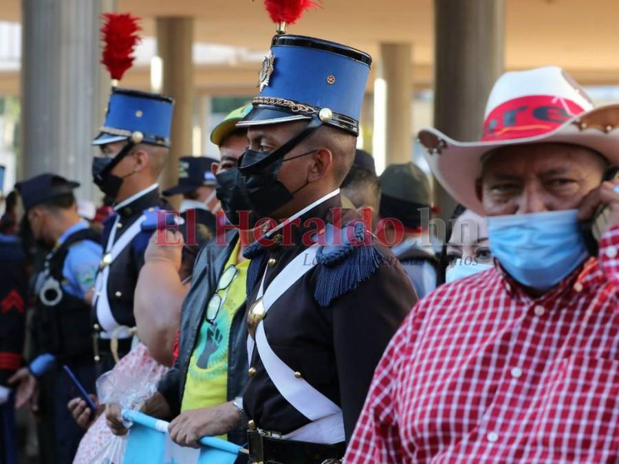 Con piñatas y sin vallas, el ambiente en los bajos del Congreso Nacional previo instalación de primera legislatura (FOTOS)