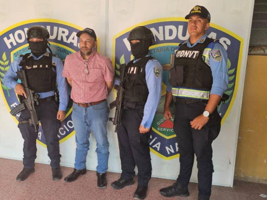 Esposado y en silencio: Así fue la llegada del exdiputado Miguel Navarro a la DPI