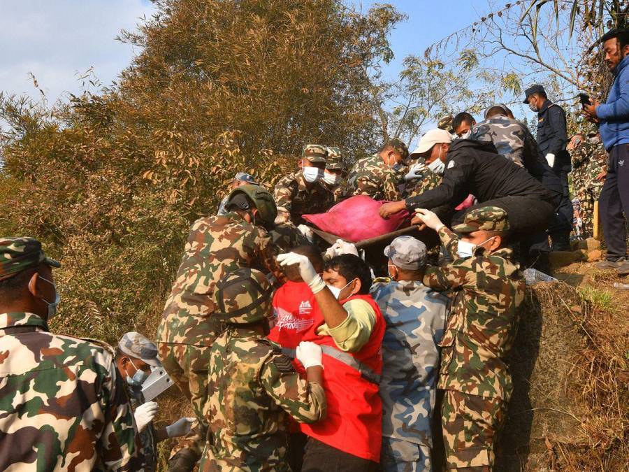 Impactantes imágenes del trágico accidente aéreo donde murieron 68 personas en Nepal