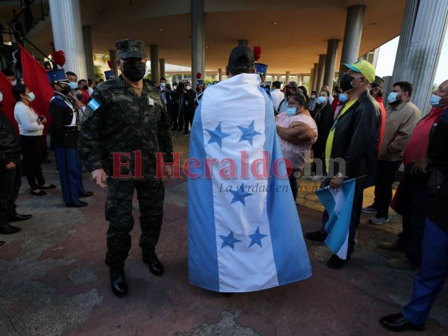 Con piñatas y sin vallas, el ambiente en los bajos del Congreso Nacional previo instalación de primera legislatura (FOTOS)