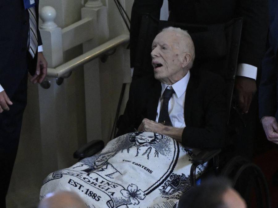 En silla de ruedas y en primera fila, Jimmy Carter da último adiós a su esposa