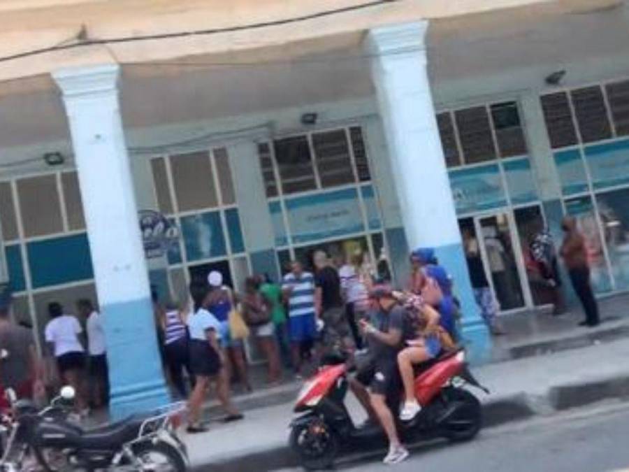 Cubanos salen a las calles en protesta por la escasez y apagones