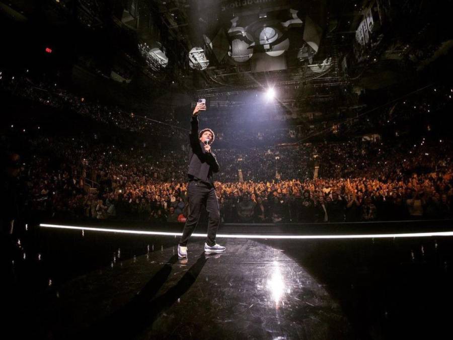 El comediante multilingüe, Trevor Noah, presentará los premios Grammy 2024