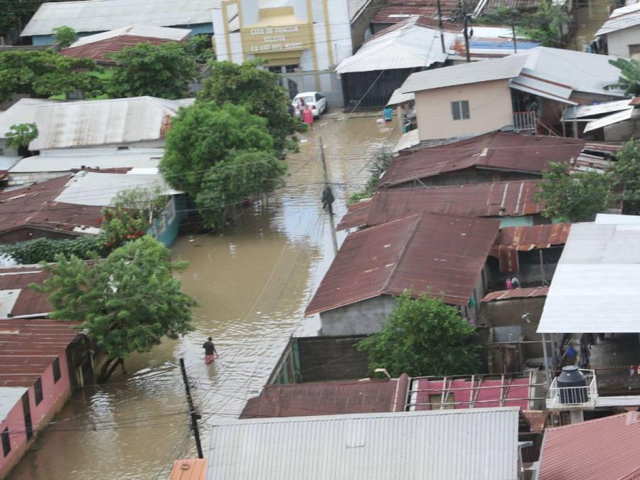 Varias familias de la zona norte de Honduras permanecen alertas porque en cualquier momento su vivienda se puede inundar.