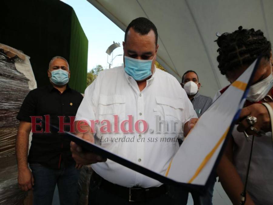 Jorge Aldana supervisa la instalación del escenario donde tomará posesión de la Alcaldía capitalina (Fotos)