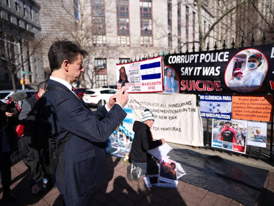 “Quiero mostrárselo al juez”: Renato Stabile graba protesta frente a Corte de Nueva York