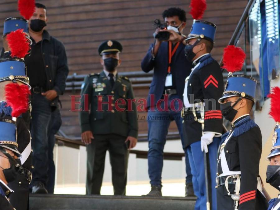 Con piñatas y sin vallas, el ambiente en los bajos del Congreso Nacional previo instalación de primera legislatura (FOTOS)