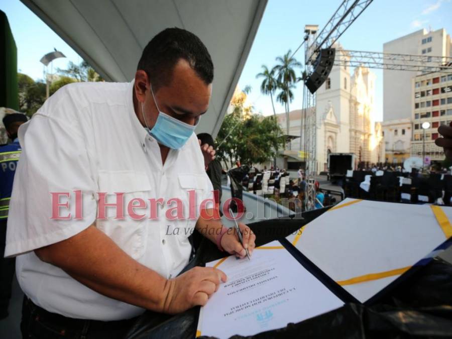 Jorge Aldana supervisa la instalación del escenario donde tomará posesión de la Alcaldía capitalina (Fotos)