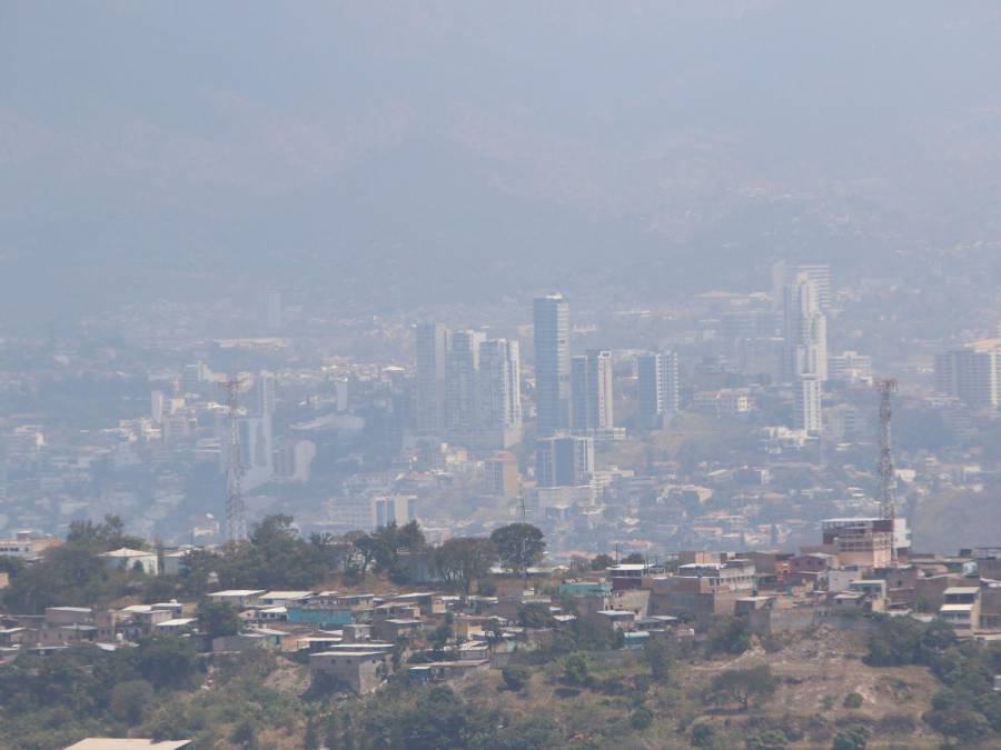Humo y bruma de incendios forestales contaminan los cielos de la ciudad capital