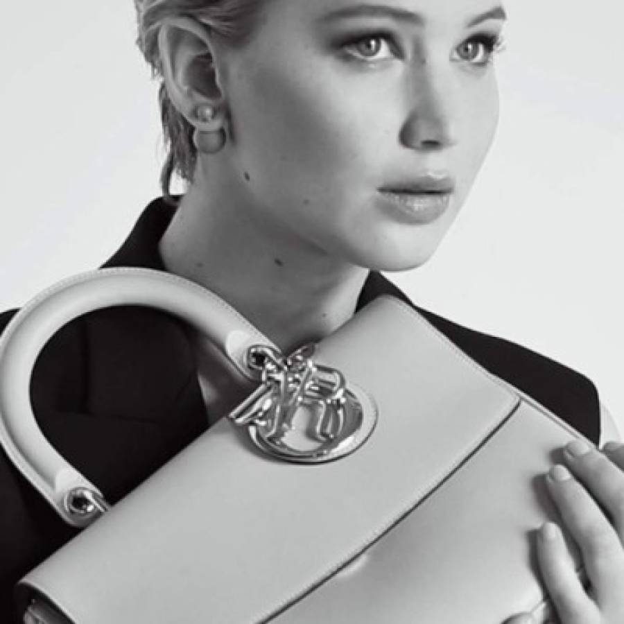 Jennifer lawrence de nuevo posa para Dior