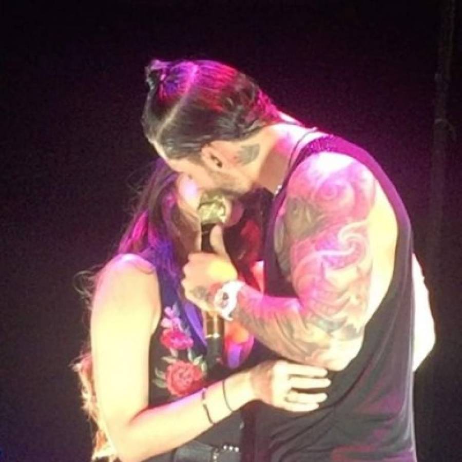 Video: Maluma besa a sexy fanática durante su concierto en México