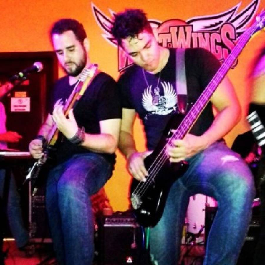 Carlos Lagos Velásquez y Lisandro José Quesada ejecutan sus mejores notas en la guitarra.