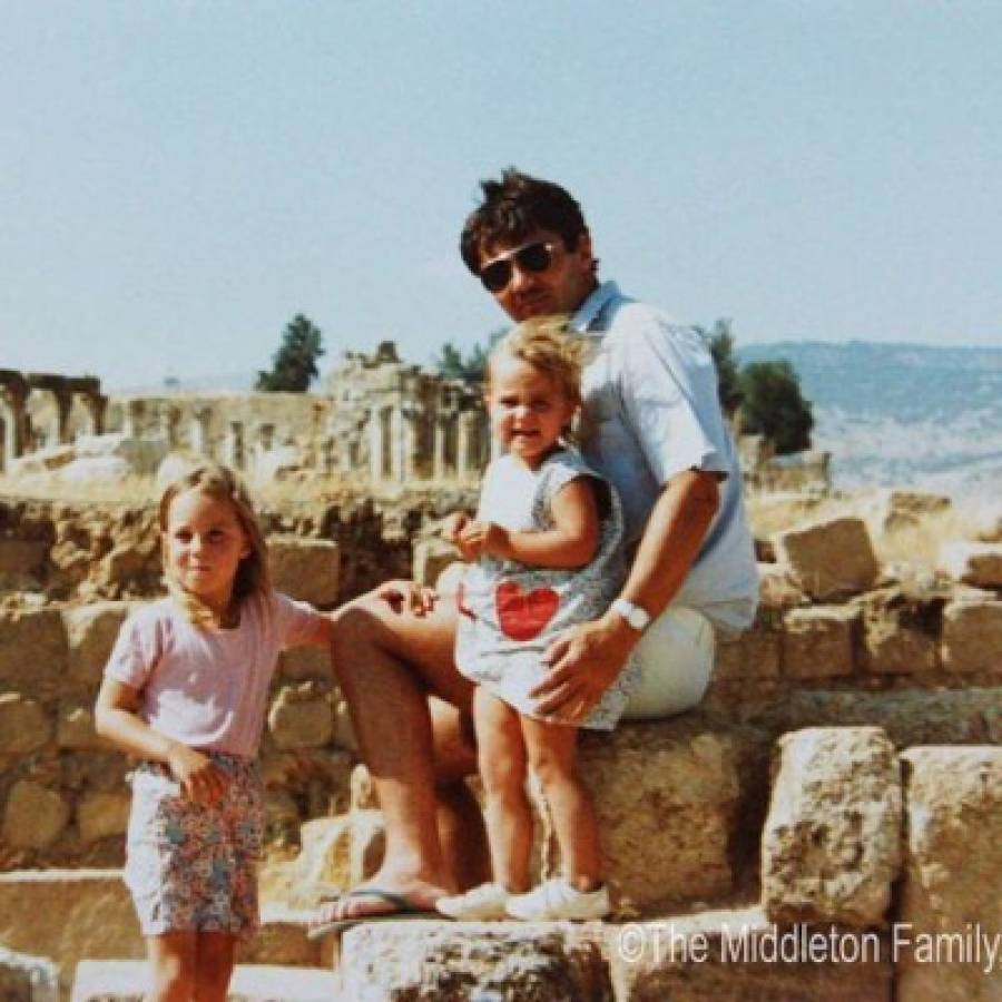 La familia Middleton posó para esta postal cuando Kate era muy niña, cuando vivió en Jordania durante tres años. (Foto: Univisión)
