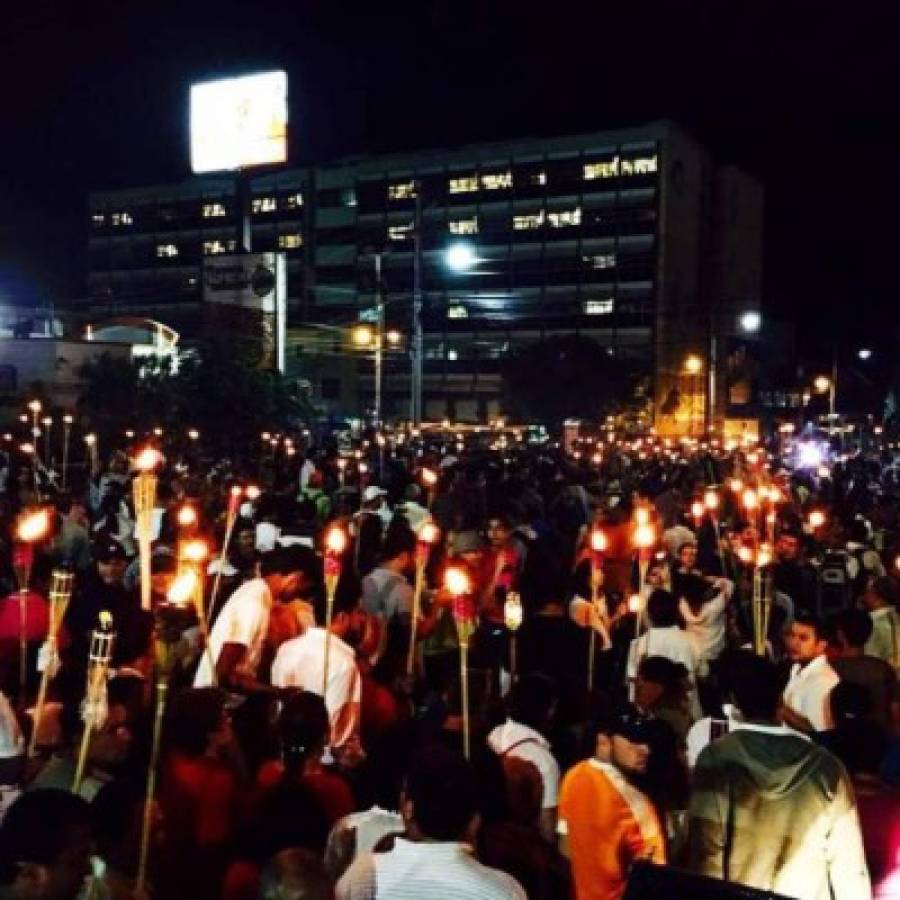 Marcha de antorchas contra saqueadores de IHSS