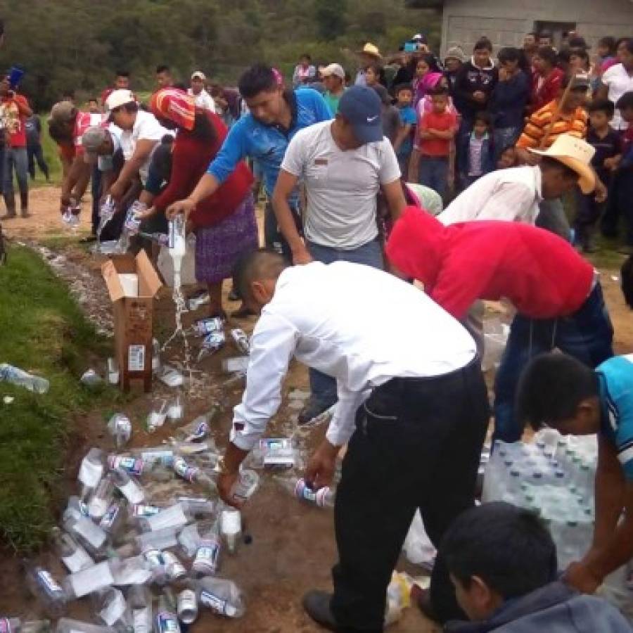 Enardecidos ciudadanos de pueblo en Honduras se rebelan contra venta de alcohol
