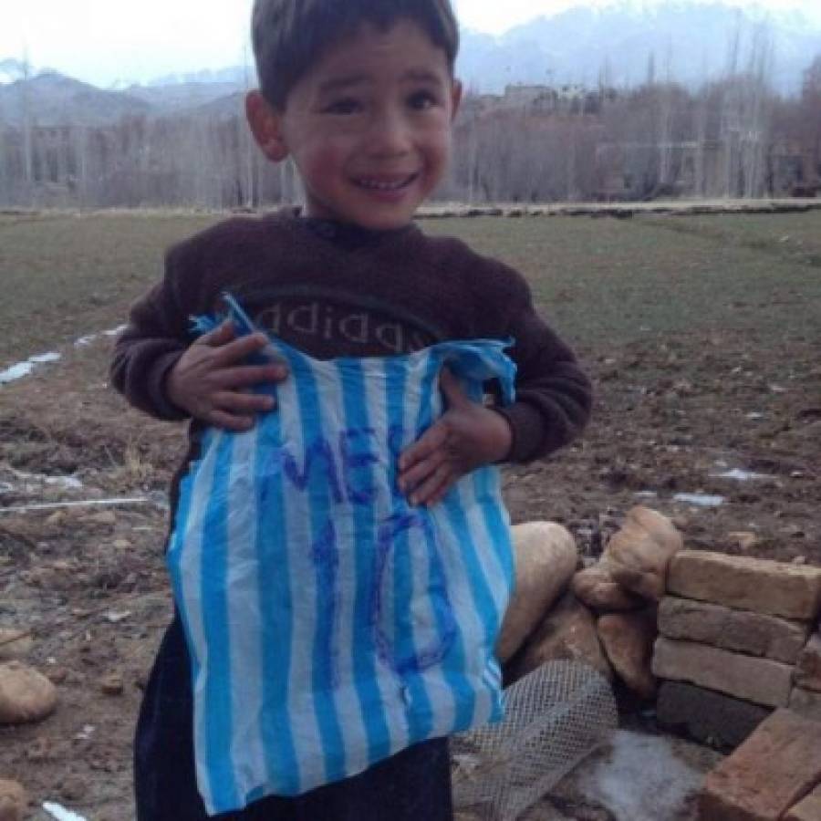 ¡Aparece niño que hizo camiseta de Messi con una bolsa!   