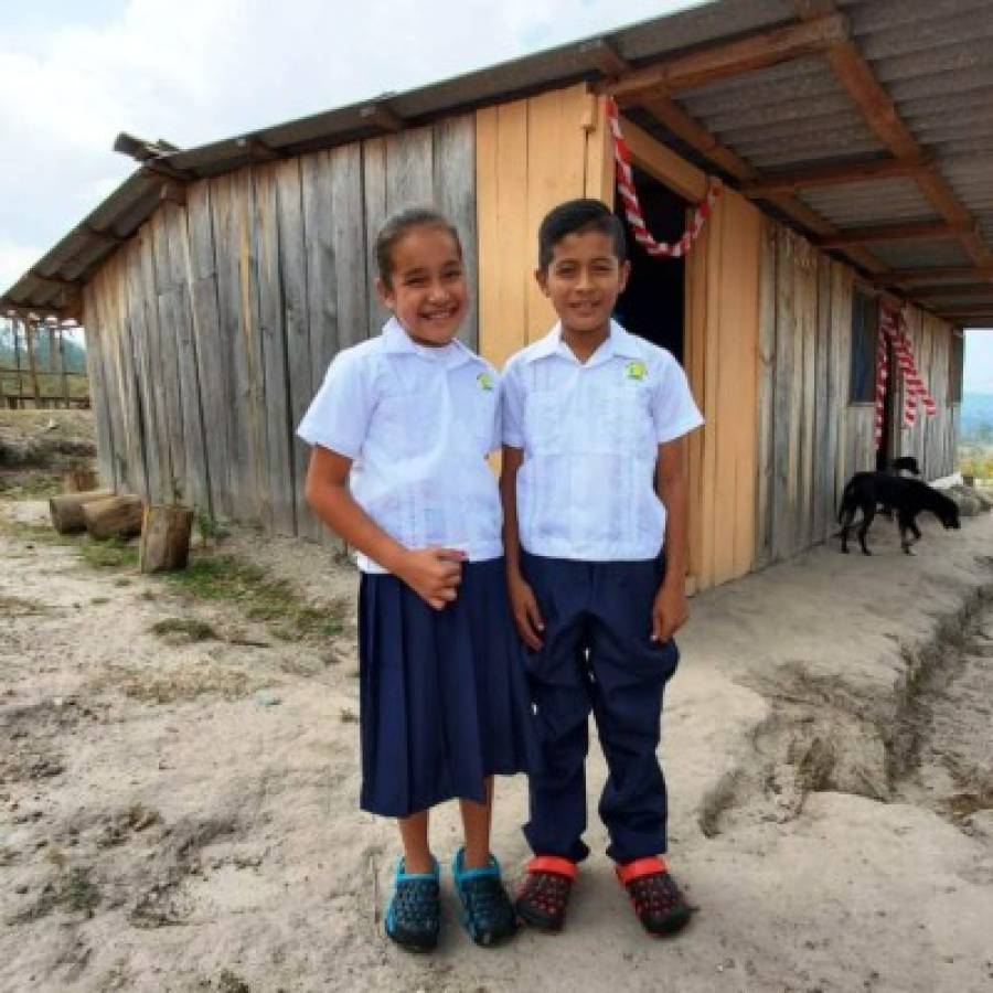 Muy contentos se encuentran estos escolares por estrenar sus uniformes.