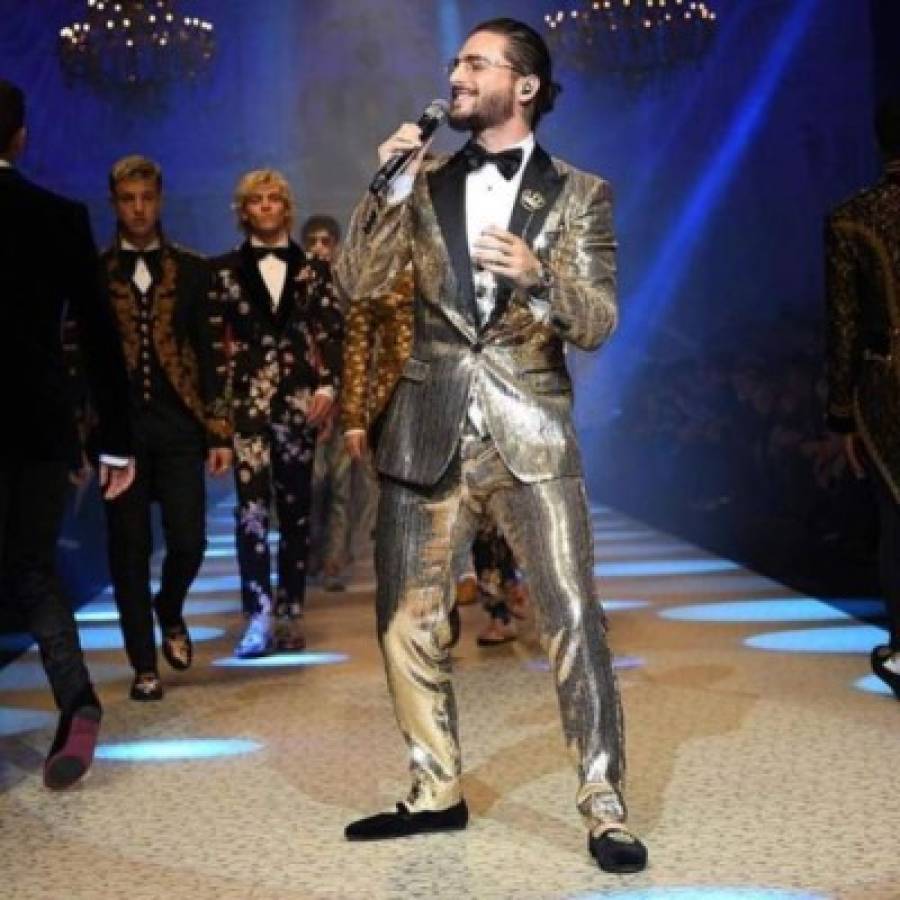 Maluma olvida letra de su canción 'Felices los 4' en desfile de Dolce y Gabbana