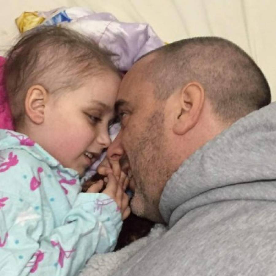 La última pestaña de una niña que lucha contra el cáncer conmueve al mundo   