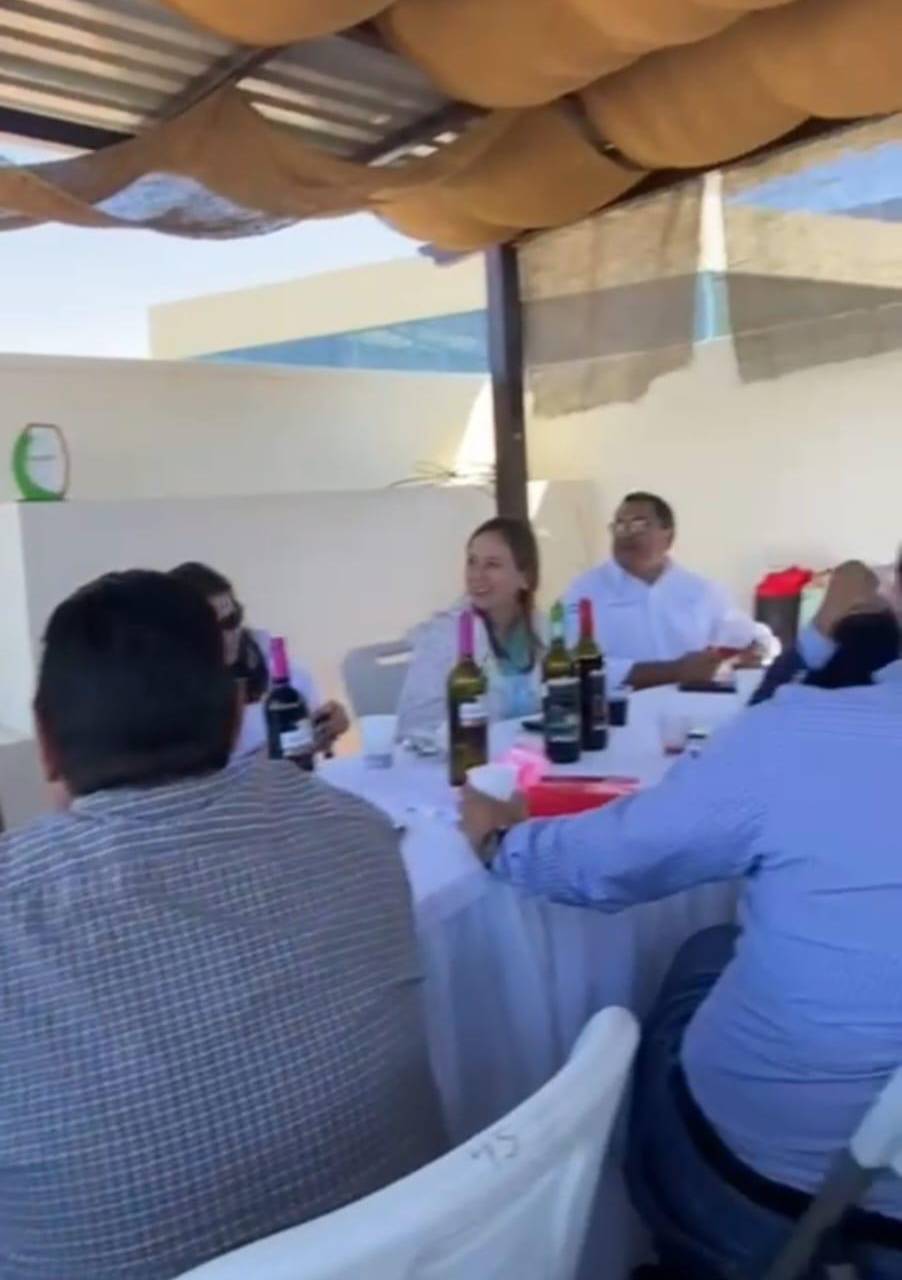 $!En el Día del Amor y la Amistad en la terraza de Arsa se armó la fiesta con botellas de vino y licor para los empleados mas consentidos