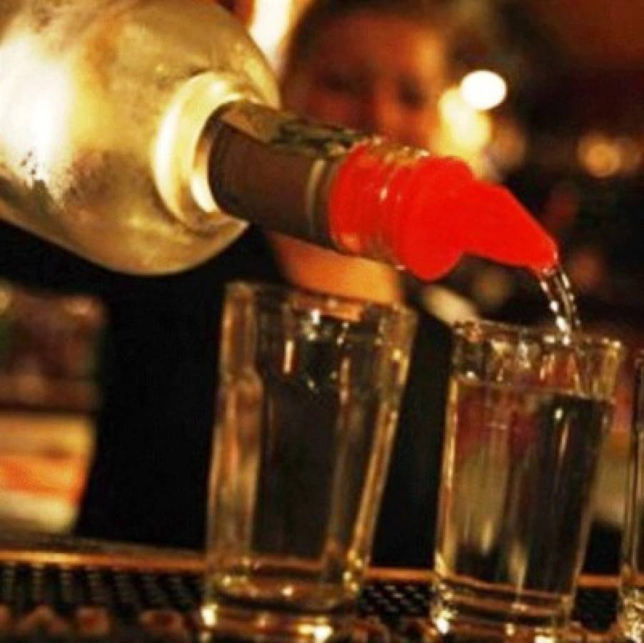 Sube a 100 el número de muertos por alcohol adulterado