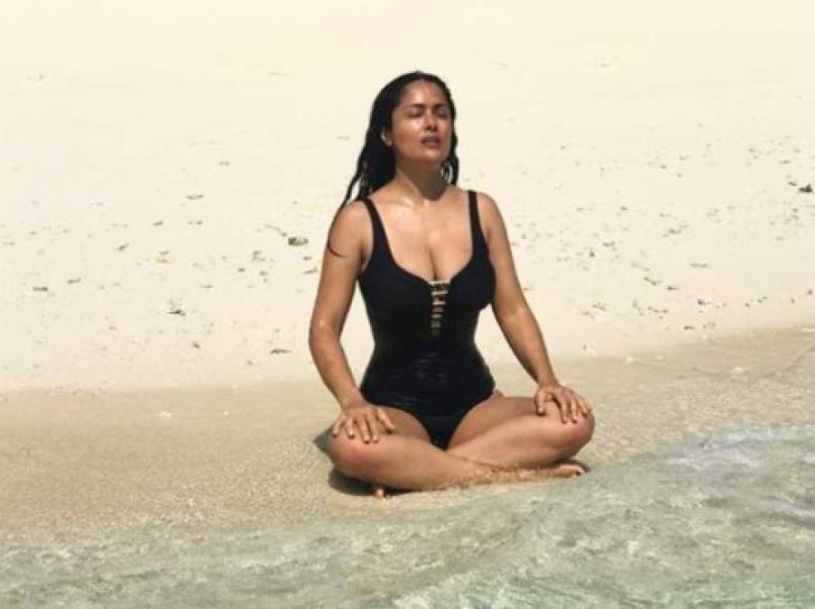 Salma Hayek y sus mejores fotos en bikini a los 53 años