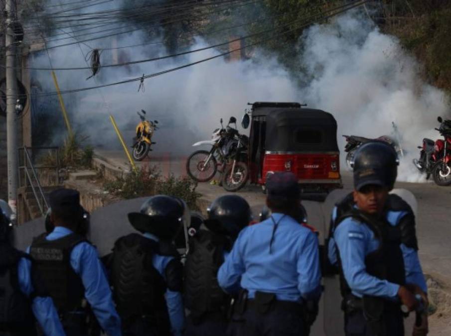 FOTOS: Momento en el que policías lanzan gas lacrimógeno a manifestantes de la aldea Yaguacire