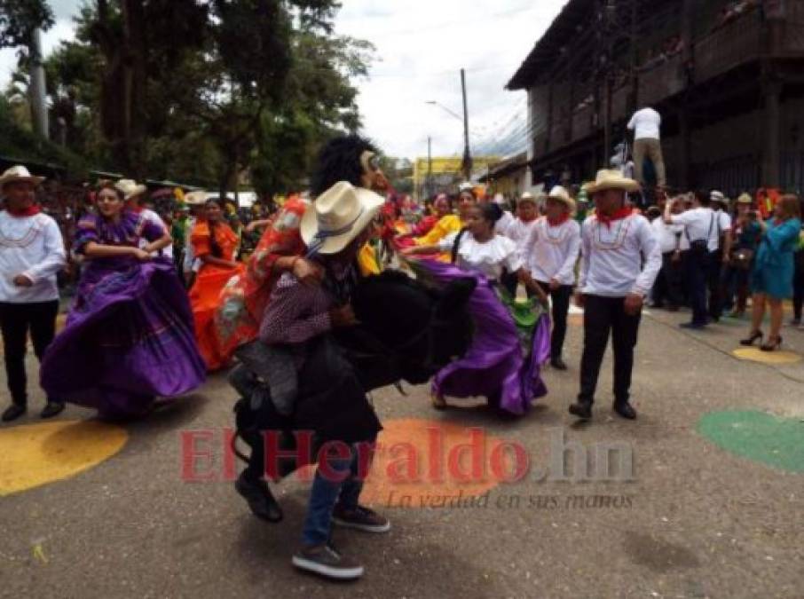 FOTOS: Las bellas palillonas y bandas que deslumbraron en desfiles de Danlí