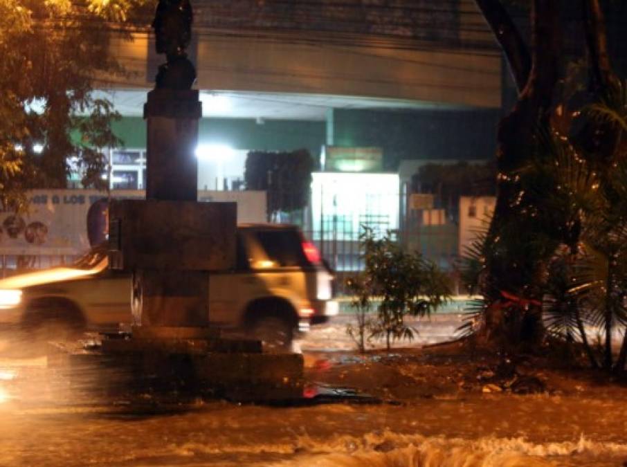 Copiosa lluvia inunda algunas calles de Tegucigalpa