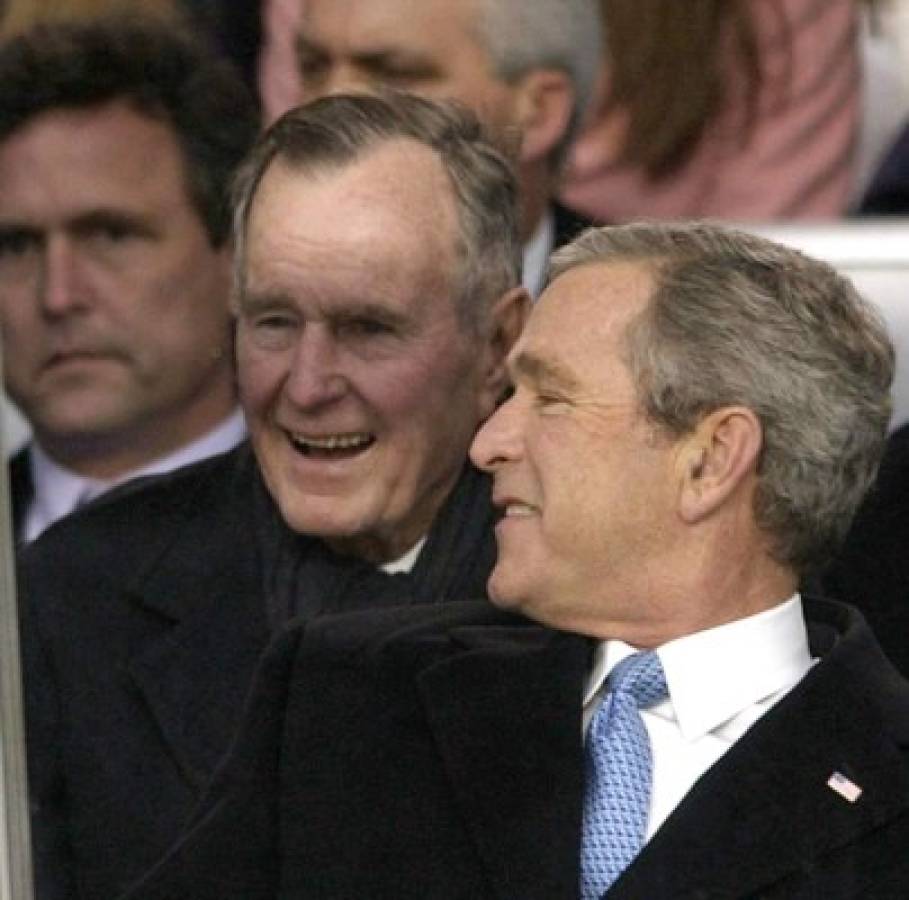 Expresidente Bush sigue internado