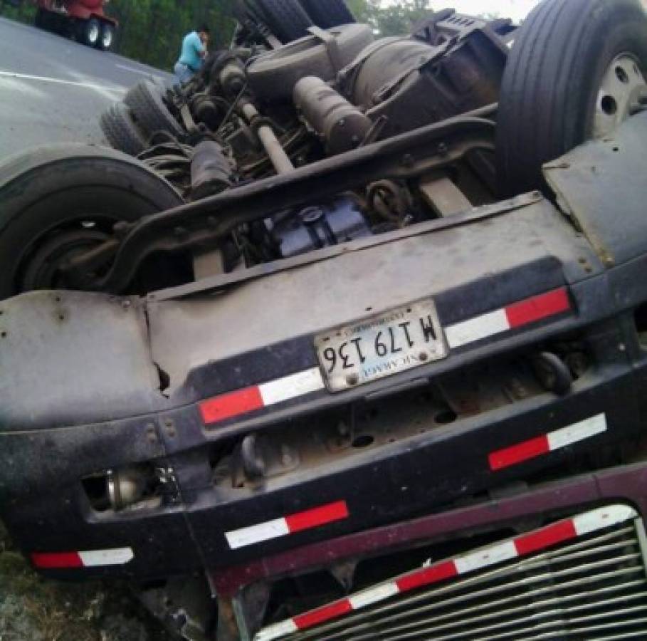 Rastra se accidenta carretera del norte de Honduras