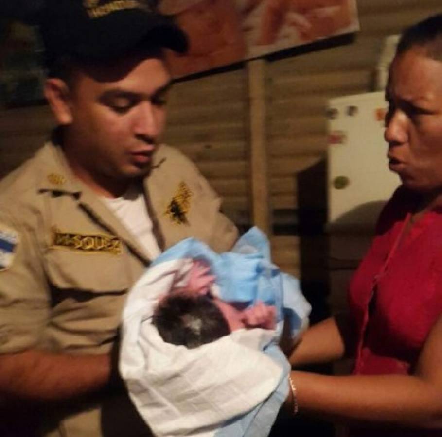 Honduras: Mujer pare en su casa asistida por Bomberos de Choloma   