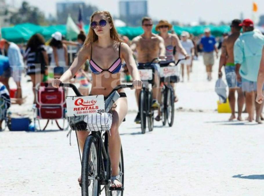 Hermosas mujeres adornan playas de Fort Myers, ciudad de preparación de Honduras ante EEUU