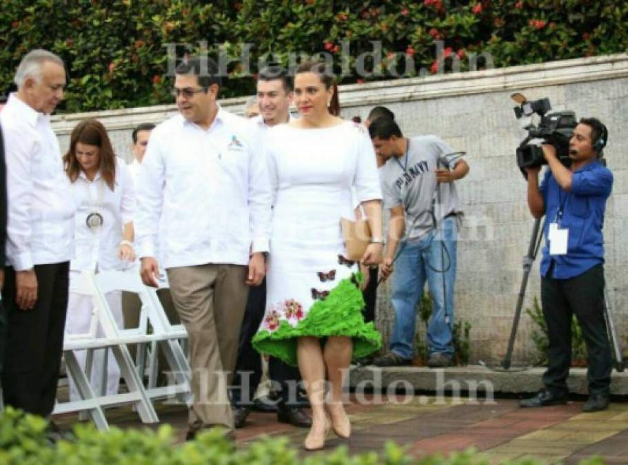 Estos son los vestidos que la primera dama Ana García de Hernández ha usado en los desfiles patrios