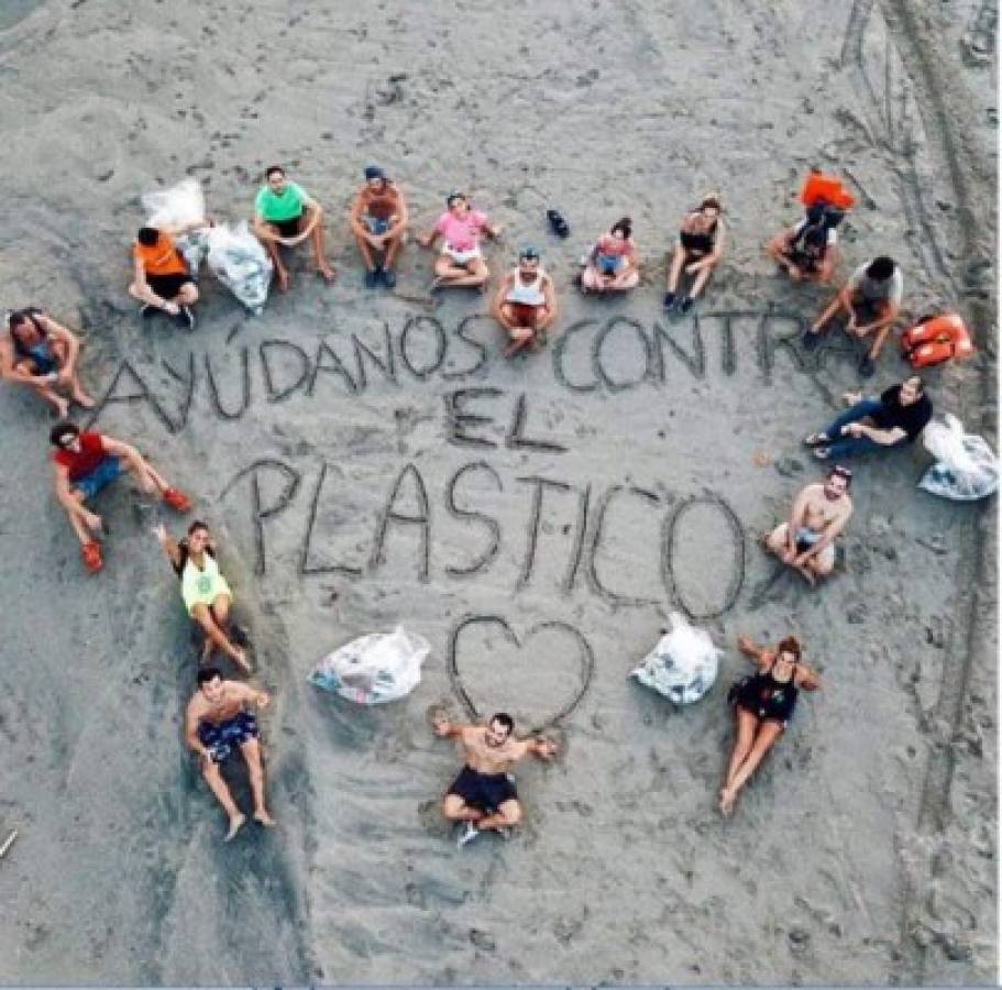 Lara Álvarez recoge plásticos en playa de Honduras