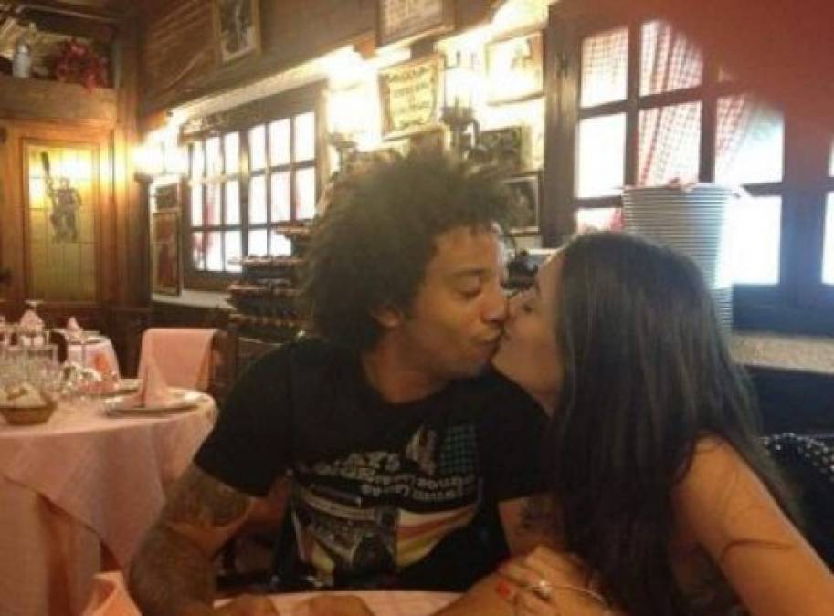 Fotos: Los besos más apasionados de los futbolistas y sus parejas