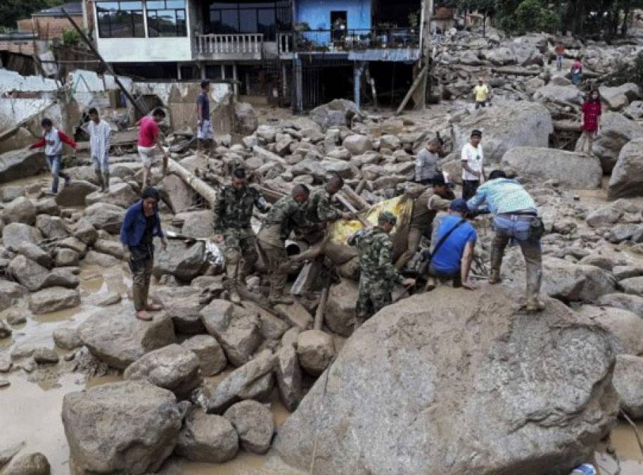 Desgarradoras imágenes de la avalancha que dejó más de 100 muertos en Colombia