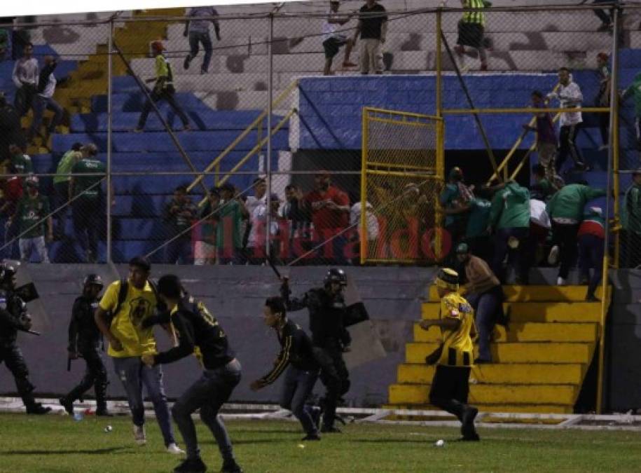 Las imágenes que no vio del ataque entre barras en la semifinal de fútbol hondureño