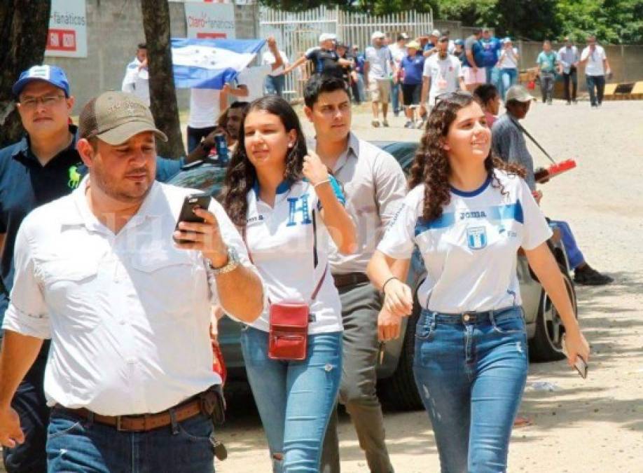 Hermosas hondureñas adornan el Olímpico de SPS en el duelo ante EEUU