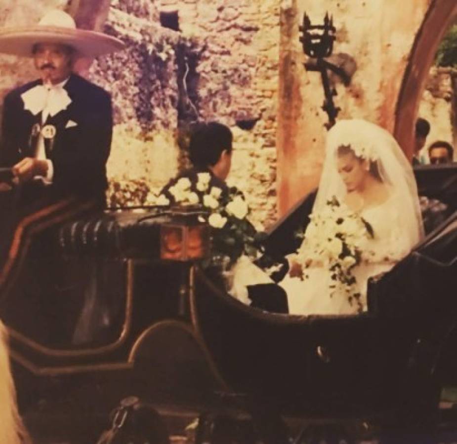 Bibi Gaytán y Capetillo en una carroza, camino a su boda. Foto Instagram