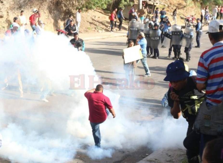 FOTOS: Momento en el que policías lanzan gas lacrimógeno a manifestantes de la aldea Yaguacire