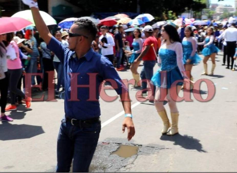 Joven mueve las caderas mientras dirige a las palillonas del Instituto Don Bosco y causa furor