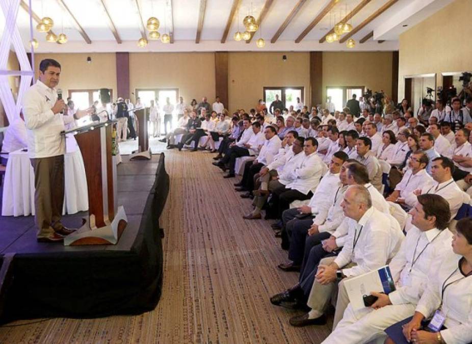 Presidente de Honduras anuncia foro social en CA