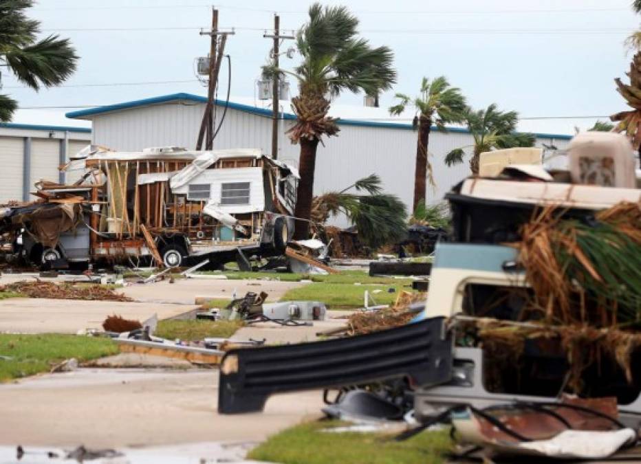 Las imágenes que dejó el primer golpe destructor del huracán Harvey en Texas