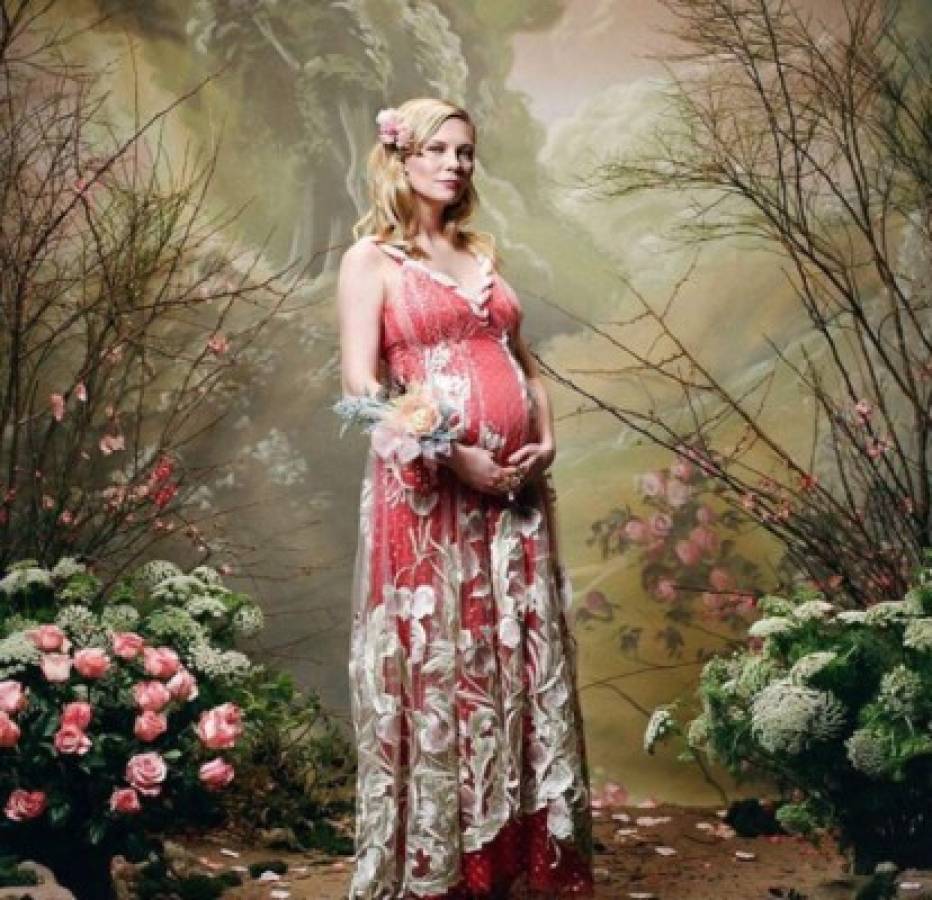 Luciendo un hermoso vestido con detalles de flores y sujetando su panza dio a conocer la noticia Dunst. Foto: Instagram Vogue