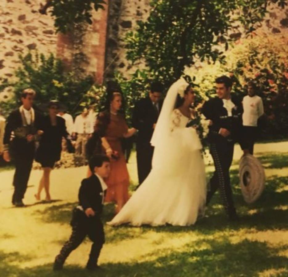 Bibi Gaytán se pone romántica al compartir fotos de su boda con Eduardo Capetillo
