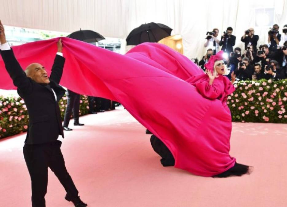 (FOTOS) Lady Gaga impacta en la MET Gala 2019: aparece en vestido y termina en lencería