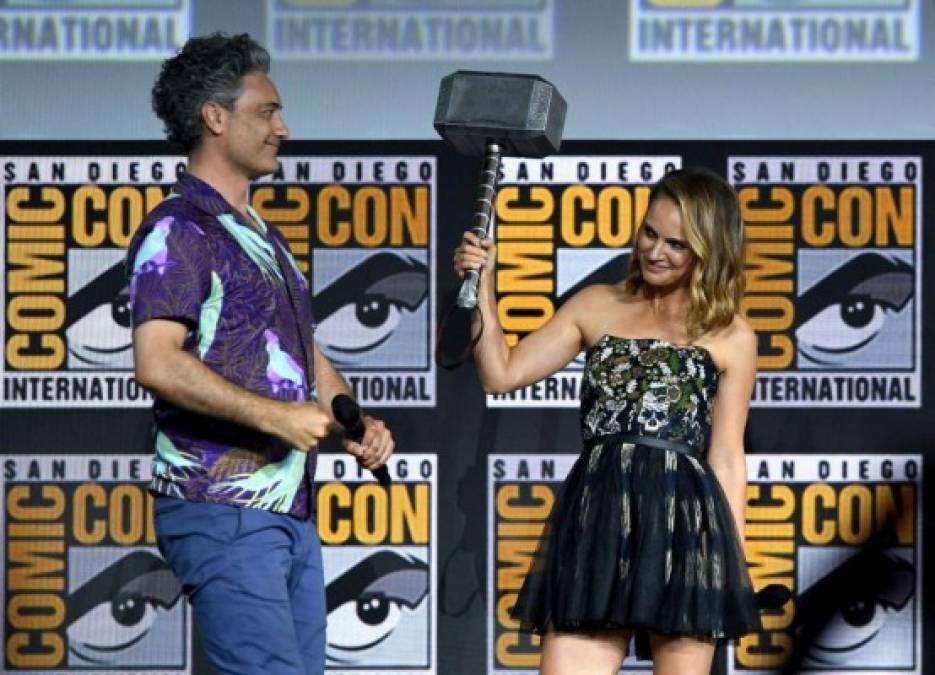FOTOS: El vestido rockero que usó Natalie Portman para anunciar que será la versión femenina de Thor