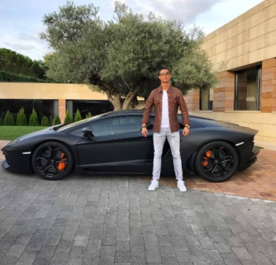 Cristiano Ronaldo presume su nuevo auto