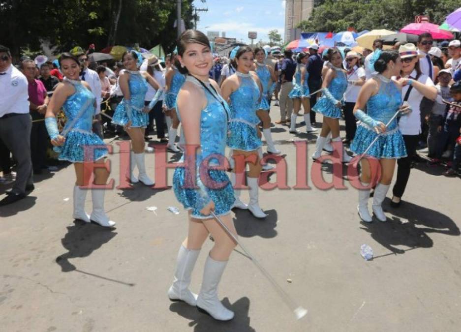 Alta costura en los desfiles: Palillonas brillaron con trajes de fantasía (Fotos)